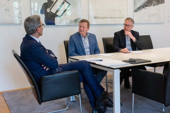 Austausch über landwirtschaftliche und politische Themen: Landeshauptmann Arno Kompatscher, Bauernbundobmann Daniel Gasser und Bauernbunddirektor Siegfried Rinner. (Foto: LPA/Greta Stuefer)