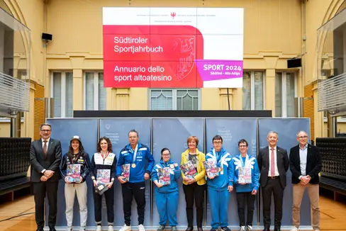 Sorridenti ed entusiasti per una nuova edizione dell'annuario sportivo. Nella foto (da sinistra) il presidente della Provincia Arno Kompatscher, le saltatrici con gli sci Lara e Jessica Malsiner, gli atleti Special Olympics Georg Verginer, Martina Zambarda, la presidente degli Special Olympics Alto Adige Martha Stocker, Laurin Schedereit e Peter Schroffenegger, l'assessore provinciale Peter Brunner e il direttore dell'Ufficio Sport Armin Hölzl. (Foto: USP/Fabio Brucculeri)
