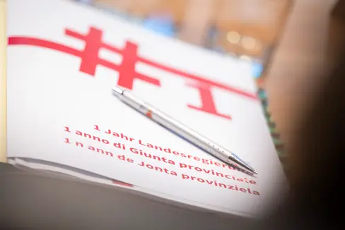 Il presidente della Provincia Arno Kompatscher invita i rappresentanti dei media al colloquio su #1 anno di Giunta provinciale, in programma venerdì 21 febbraio. (Foto: USP/Fabio Brucculeri)