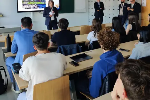 È iniziato il nuovo anno accademico del corso di laurea in Medicina e Chirurgia in lingua inglese della Claudiana di Bolzano. L'assessore provinciale alla Prevenzione sanitaria e salute Hubert Messner ha assistito alla prima lezione e ha dato il benvenuto agli studenti. (Foto: USP/Assessorato alla Prevenzione sanitaria e salute)