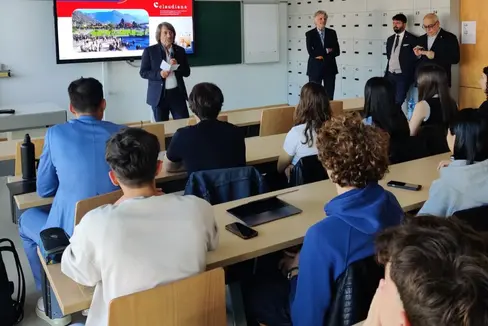 Das neue Studienjahr des englischsprachigen Medizinstudiengangs Medicine and Surgery an der Claudiana in Bozen hat begonnen. Bei der ersten Vorlesung war der Gesundheitslandesrat Hubert Messner mit dabei und begrüßte die Studierenden. (Foto: LPA/Ressort Gesundheitsvorsorge und Gesundheit)
