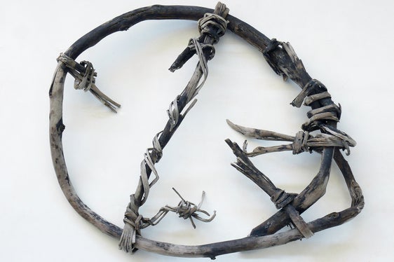 Über Fundstücke lässt sich Südtirols Geschichte erzählen: Dieser Schneereif, datiert auf 3800-3700 vor Christus, wurde am Gurgler Eisloch am Alpenhauptkamm zwischen Österreich und Italien, im Pfossental im Schnalstal, gefunden. (Foto: LPA/Amt für Archäologie)