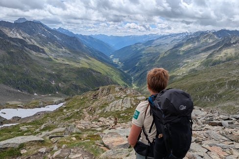 Naturschutz zum Anfassen: Die Ranger informieren Besucherinnen und Besucher nicht nur in den Naturparkhäusern, sondern auch in den Naturparks vor Ort an den Hauptwanderrouten und Hauptzugängen. (Foto: Landesamt für Natur/Barbara Braunhofer)