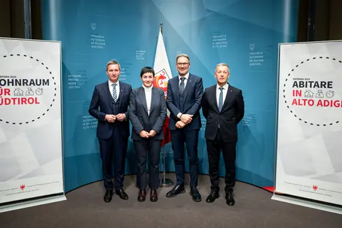 Mit der Wohnreform 2025 will die Landesregierung Wohnraum für Ansässige sichern und verfügbar machen, aber auch die heute geltenden Fördermöglichkeiten vereinfachen und beschleunigen. Heute wurde das Maßnahmenpaket von Landesrat Luis Walcher (im Bild von links), Landesrätin Ulli Mair, Landeshauptmann Arno Kompatscher und Landesrat Peter Brunner vorgestellt. (Foto: LPA/Fabio Brucculeri)