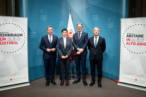 Mit der Wohnreform 2025 will die Landesregierung Wohnraum für Ansässige sichern und verfügbar machen, aber auch die heute geltenden Fördermöglichkeiten vereinfachen und beschleunigen. Heute wurde das Maßnahmenpaket von Landesrat Luis Walcher (im Bild von links), Landesrätin Ulli Mair, Landeshauptmann Arno Kompatscher und Landesrat Peter Brunner vorgestellt. (Foto: LPA/Fabio Brucculeri)