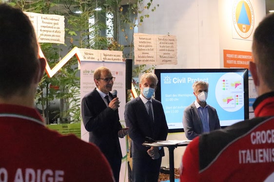 Neuen Warnlagebericht vorgestellt und freigeschaltet (v.l.): Agenturdirektor Unterweger, Bevölkerungsschutzlandesrat Schuler, Direktor des Landeswarnzentrums und stellvertretender Direktor der Agentur für Bevölkerungsschutz Willigis Gallmetzer (Foto: LPA/Maja Clara)