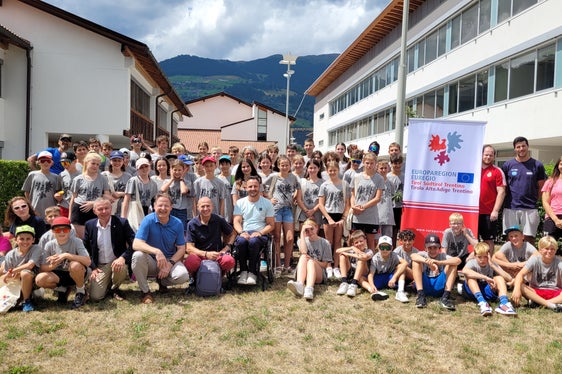 Gruppenbild der Sportcamp-Teilnehmenden mit Vertretenden der Landessportämter - Simon Wallner aus Tirol, Laura Savoia aus Südtirol und Marco Vender aus dem Trentino (Foto: Euregio/Armin Gluderer)