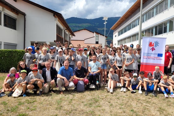 Gruppenbild der Sportcamp-Teilnehmenden mit Vertretenden der Landessportämter - Simon Wallner aus Tirol, Laura Savoia aus Südtirol und Marco Vender aus dem Trentino (Foto: Euregio/Armin Gluderer)