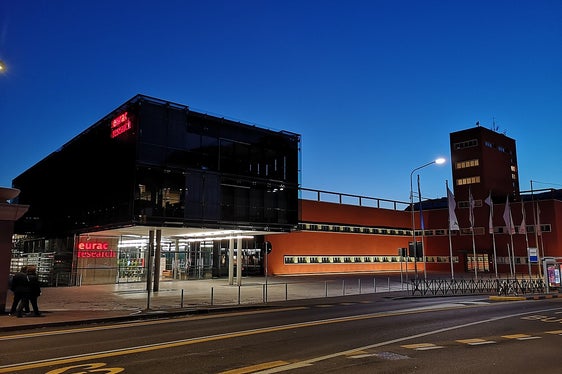 Sitz von Eurac-Research in Bozen: Die Landesregierung hat das Dreijahresprogramm 2022 bis 2024 genehmigt. (Foto: LPA/Eurac)