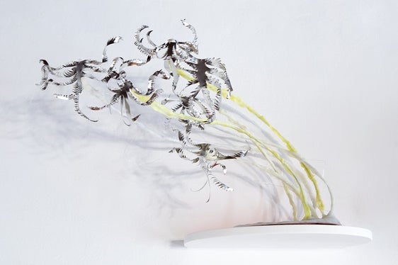 In occasione della cerimonia di premiazione, alcune opere di Sophia Mairer sono esposte al Kulturcafè Salina di Glorenza. Nell'immagine il quadro intitolato we resemble ballet figures, del 2020. Le opere sono esposte sino al 10 ottobre (Foto: ASP/Bürgergenossenschaft Obervinschgau)