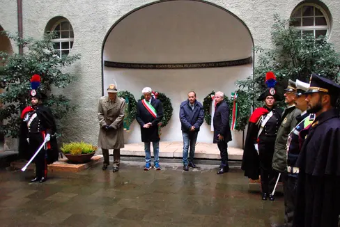 L'assessore provinciale Giuliano Vettorato (terzo da sinistra) alla cerimonia di commemorazione dei Caduti assieme al comandante delle Truppe Alpine, generale di corpo d'armata Ignazio Gamba, al sindaco di Bolzano, Renzo Caramaschi, e al commissario del Governo per la provincia di Bolzano, Vito Cusumano, da sinistra e destra (Foto: Ufficio stampa Comune di Bolzano/Michele Pasqualotto)