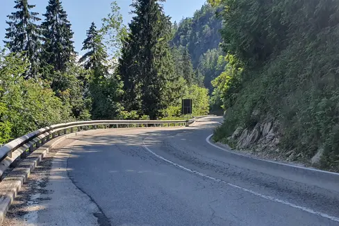 Ab Montag, 10. November, beginnen im Passeiertal die Arbeiten zur Sanierung der Staatsstraße (SS 44) zwischen Kilometer 7,765 und Kilometer 8,300 im Riffianer Wald. (Foto: LPA/Ressort für Infrastrukturen und Mobilität)