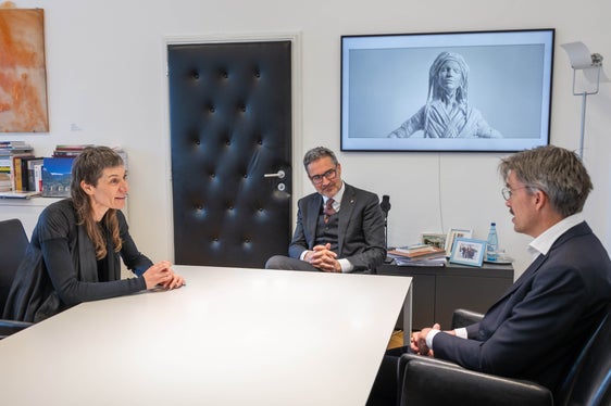 La nuova presidente del Museion, Tanja Pichler, e il direttore del Museion, Bart van der Heide (a destra), hanno discusso con il presidente della Provincia Arno Kompatscher dello sviluppo del museo. (Foto: USP/Silvia Obwexer)