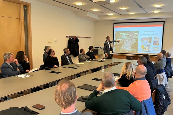 Al Tavolo tecnico sulla qualità dell'aria, gli esperti dell'Agenzia provinciale per l'ambiente e la tutela del clima (in piedi nella foto, Luca Verdi) hanno presentato i dati sulla qualità dell'aria in Alto Adige nel 2022. Rispetto all'anno precedente, i dati riferiti ai livelli di biossido di azoto sono in netto miglioramento. (Foto: ASP/Marciano)