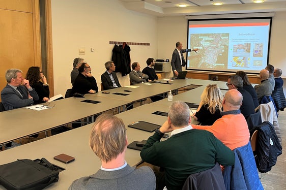 Al Tavolo tecnico sulla qualità dell'aria, gli esperti dell'Agenzia provinciale per l'ambiente e la tutela del clima (in piedi nella foto, Luca Verdi) hanno presentato i dati sulla qualità dell'aria in Alto Adige nel 2022. Rispetto all'anno precedente, i dati riferiti ai livelli di biossido di azoto sono in netto miglioramento. (Foto: ASP/Marciano)