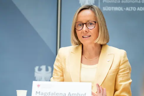 Kommissionspräsidentin Ursula von der Leyen habe ein klares Signal gesendet, so Europa-Landesrätin Magdalena Amhof: Die europäischen Werte würden stabil bleiben und einen verlässlichen Kompass bilden. Es sei von entscheidender Bedeutung, dass die Menschen konsequent an die erste Stelle gesetzt werden. (Foto: LPA/Ressort Europa, Arbeit und Personal)