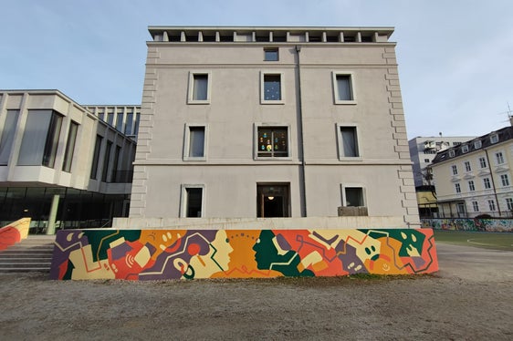 Un'immagine del murale realizzato davanti alla scuola Segantini di Merano, dedicato al tema della violenza di genere. (Foto: USP)