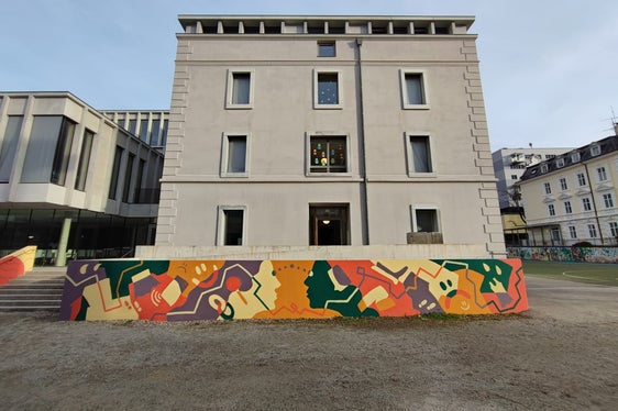 Lebendige Farben: Das Wandbild Der Lärm der Stille an der Segantini-Schule in Meran macht geschlechtsspezifische Gewalt sichtbar. (Foto: LPA)