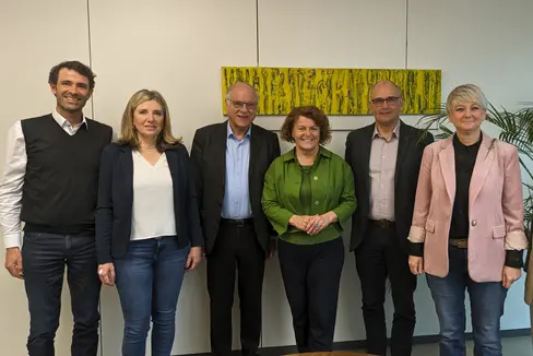 Nei giorni scorsi la cooperativa “Abitare nella terza età” ha incontrato l’assessora alla Coesione sociale Pamer. Da sinistra: Leonhard Resch (project manager), Monica Devilli (vicepresidente), Otto von Dellemann (presidente), l'assessora provinciale Rosmarie Pamer, Reinhard Mahlknecht (rappresentante del direttivo), la direttrice del Dipartimento Michela Morandini e la project manager Berni Lunger (Foto: ASP/Hannes Wisthaler)