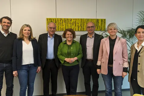 Nei giorni scorsi la cooperativa “Abitare nella terza età” ha incontrato l’assessora alla Coesione sociale Pamer. Da sinistra: Leonhard Resch (project manager), Monica Devilli (vicepresidente), Otto von Dellemann (presidente), l'assessora provinciale Rosmarie Pamer, Reinhard Mahlknecht (rappresentante del direttivo), la direttrice del Dipartimento Michela Morandini e la project manager Berni Lunger (Foto: ASP/Hannes Wisthaler)