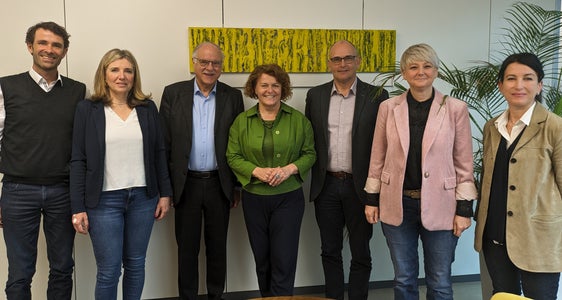 Die Sozialgenossenschaft Wohnen im Alter und das Land wollen für die Entwicklung neuer Wohnmodelle für ältere Menschen zusammenarbeiten (v.l.) Leonhard Resch (Projektleiter Wohnen im Alter), Monica Devilli (Vizeobfrau Wohnen im Alter), Otto von Dellemann (Obmann Wohnen im Alter), Landesrätin Rosmarie Pamer, Reinhard Mahlknecht (Vorstandsmitglied Wohnen im Alter) , Ressortdirektorin Michela Morandini und Berni Lunger (Projektleiterin Wohnen im Alter). (Foto: LPA/Hannes Wisthaler)