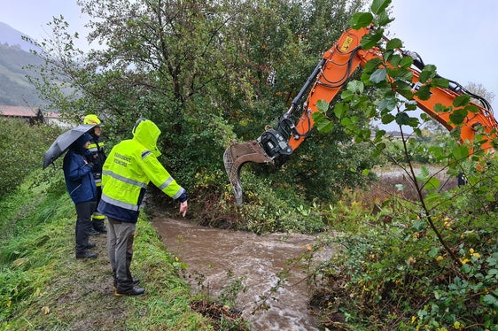 Expertise der Wildbachverbauung, hier an einer Schadstelle am Mühlbach in Algund an der Grenze zu Gratsch (Foto: LPA/Agentur für Bevölkerungsschutz)