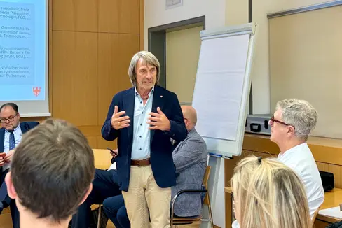 Das Krankenhaus Schlanders bleibt ein wichtiger Teil des Südtiroler Gesundheitsnetzes und wird gemeinsam mit den anderen sechs Krankenhaus-Standorten weiterentwickelt, betonte Gesundheitslandesrat Hubert Messner beim Gespräch mit den Führungskräften im Krankenhaus in Schlanders. (Foto: LPA/Angelika Schrott)