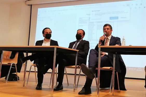 Gli assessori Achammer, Vettorato edf Alfreider hanno sottolineato durante la riunione del Consiglio scolastico provinciale che la scuola deve continuare ad essere un importante luogo di apprendimento e di aggregazione per i giovani (Foto: ASP/Carla Pedevilla)