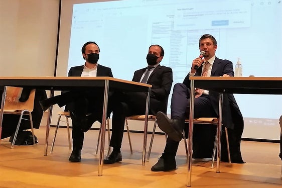 Die Bildungslandesräte Achammer, Vettorato und Alfreider unterstrichen bei der Sitzung des Landesschulrats, dass die Schule weiter ein wichtiger Ort des Lernens und des Beisammenseins für Kinder und Jugendliche sein solle. (Foto: LPA/Carla Pedevilla)