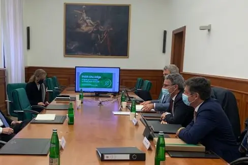 Landeshauptmann Kompatscher und Landesrat Alfreider im Gespräch mit Minister Giovannini (Foto: LPA/Elisa Gentile)