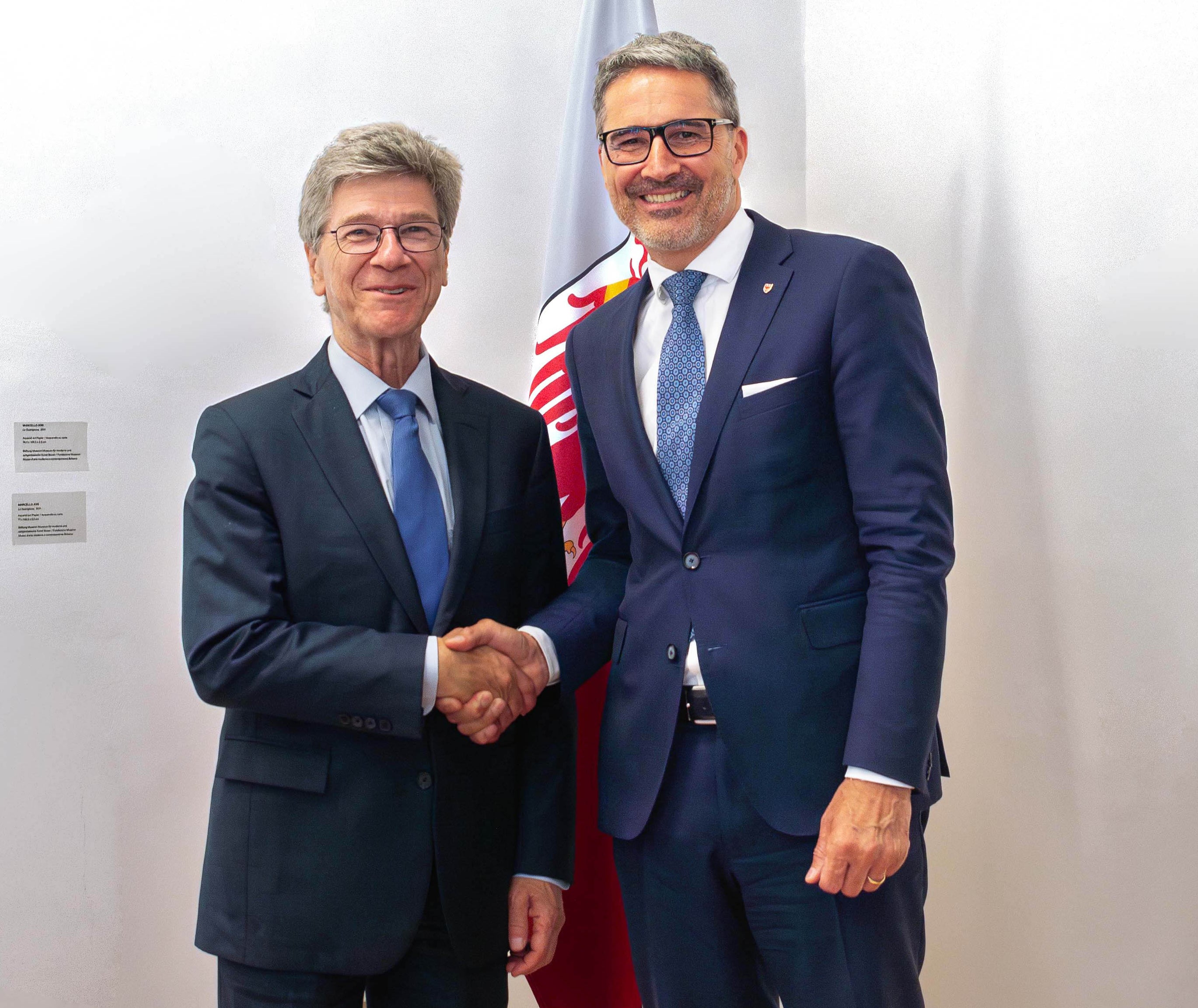 Il presidente della Provincia Arno Kompatscher (a destra) ha dato il benvenuto in Alto Adige al professor Jeffrey D. Sachs, docente universitario e direttore del Center for Sustainable Development della Columbia University. (Foto: USP/Greta Stuefer)