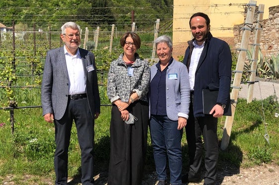 Rudolf Meraner, Gertrud Verdorfer, Christine Gasser und Landesrat Philipp Achammer in Tramin (Foto: LPA/ Helga Huber)
