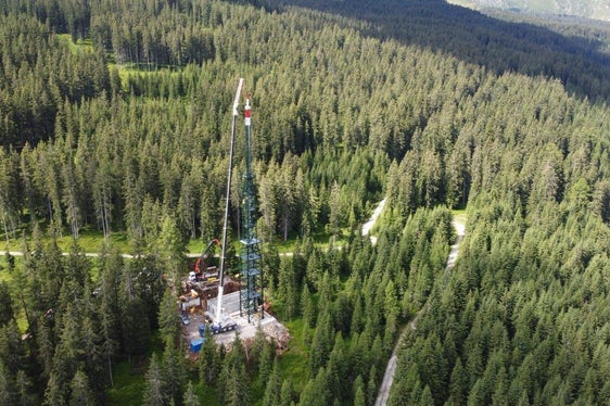 Il montaggio del ripetitore RAS nel nuovo sito di Racines (Foto: ASP/RAS)