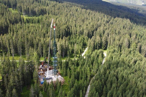 Il montaggio del ripetitore RAS nel nuovo sito di Racines (Foto: ASP/RAS)