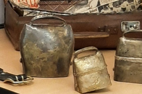 Agrotouristische Facharbeit von Katharina Pichler, Schülerin der dritten Klasse: Fundkoffer historischer Schellen (Foto: LPA/Fachschule für Hauswirtschaft und Ernährung Tisens)