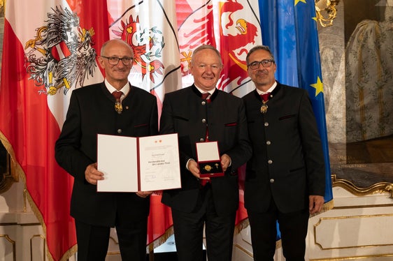 Manfred Pinzger aus Schlanders erhielt das Verdienstkreuz als Dank für sein Wirken in Politik, Wirtschaft und Verbandswesen zur verantwortungsvollen Interessenvertretung. (Foto: Land Tirol/Sedlak)