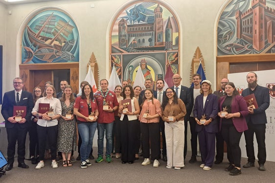 Foto di gruppo con i 20 singoli giovani, premiati durante l'evento a Trento. (Foto: Archivio Ufficio Stampa Provincia di Trento)