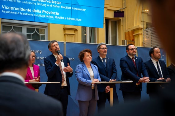 Autonomia y svilup sustenibl ie n valguni di ponc da majer pëis dla Jonta provinziela nueva, che se à prejentà ai 1. de fauré a Bulsan. (Foto: USP/Fabio Brucculeri)