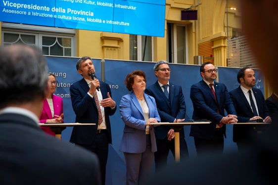 Autonomia y svilup sustenibl ie n valguni di ponc da majer pëis dla Jonta provinziela nueva, che se à prejentà ai 1. de fauré a Bulsan. (Foto: USP/Fabio Brucculeri)