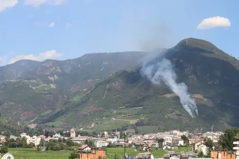 Weitum sichtbar: Heute Nachmittag musste die Feuerwehr zum vierten Mal innerhalb von 24 Stunden ausrücken, um einen Brand in den Wäldern um Bozen zu löschen. (Foto: LPA/Maja Clara)