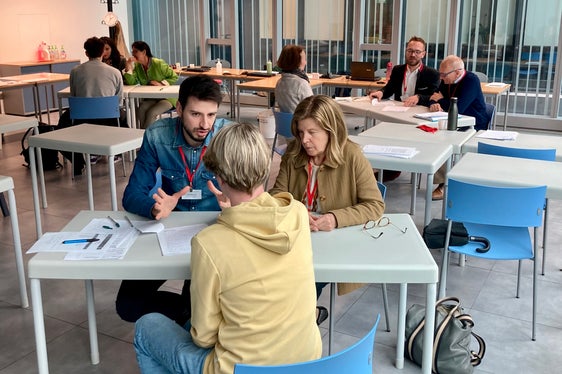 Beim Tag der Zweisprachigkeit gibt es auch umfassende Informationen zur Zweisprachigkeitsprüfung, Bewertungskriterien und Infos über die Anerkennung der Sprachzertifikate. (Foto: LPA/ Dienststelle für die Zwei- und Dreisprachigkeitsprüfungen)