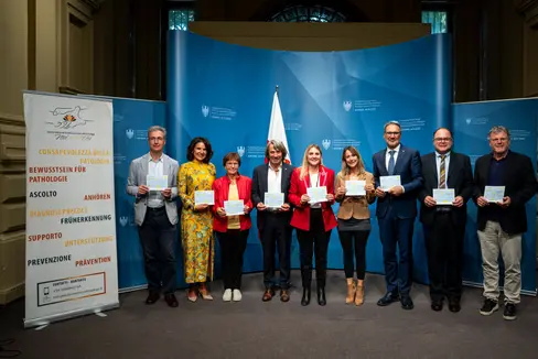 Ein starkes Zeichen für mehr Aufklärung in Sachen Endometriose setzten am 26. September Maximin Liebl (im Bild von links), der Präsident der Südtiroler Apothekerkammer, Primaria Sonia Prader, Sissi Prader, die Leiterin der Arbeitsgruppe für Frauengesundheit im Landesbeirat für Chancengleichheit, Gesundheits-Landesrat Hubert Messner, Beiratspräsidentin Ulrike Oberhammer, die Präsidentin der Endometriose-Vereinigung, Miriam Leopizzi, Landeshauptmann Arno Kompatscher, Christian Kofler, der Generaldirektor des Südtiroler Sanitätsbetriebs und Primar Martin Steinkasserer. (Foto: LPA/Fabio Brucculeri)