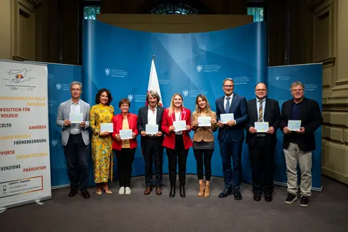 Ein starkes Zeichen für mehr Aufklärung in Sachen Endometriose setzten am 26. September Maximin Liebl (im Bild von links), der Präsident der Südtiroler Apothekerkammer, Primaria Sonia Prader, Sissi Prader, die Leiterin der Arbeitsgruppe für Frauengesundheit im Landesbeirat für Chancengleichheit, Gesundheits-Landesrat Hubert Messner, Beiratspräsidentin Ulrike Oberhammer, die Präsidentin der Endometriose-Vereinigung, Miriam Leopizzi, Landeshauptmann Arno Kompatscher, Christian Kofler, der Generaldirektor des Südtiroler Sanitätsbetriebs und Primar Martin Steinkasserer. (Foto: LPA/Fabio Brucculeri)