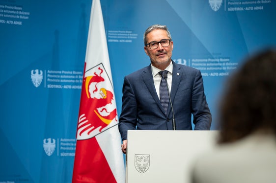 “Abbiamo un bilancio solido e allo stesso tempo flessibile, che garantisce tutti i servizi esistenti e definisce nuove priorità”, ha affermato il presidente Kompatscher. (Foto: USP/Fabio Brucculeri)