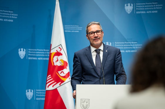 “Abbiamo un bilancio solido e allo stesso tempo flessibile, che garantisce tutti i servizi esistenti e definisce nuove priorità”, ha affermato il presidente Kompatscher. (Foto: USP/Fabio Brucculeri)