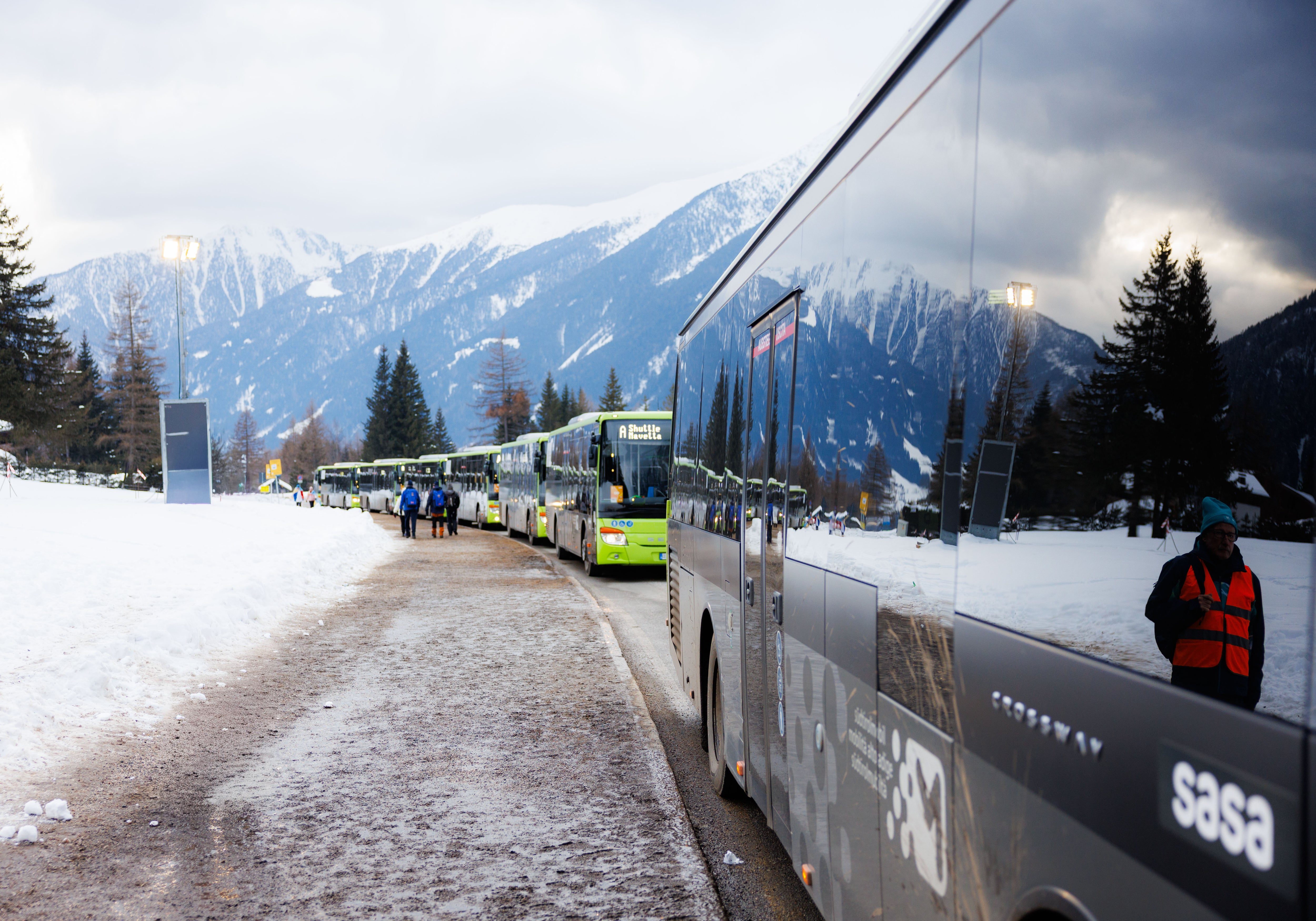 Besucherinnen und Besuchern der Biathlonbewerbe stehen zahlreiche Shuttlebusse zur Verfügung. (Foto: LPA/Ivan Brentegani)