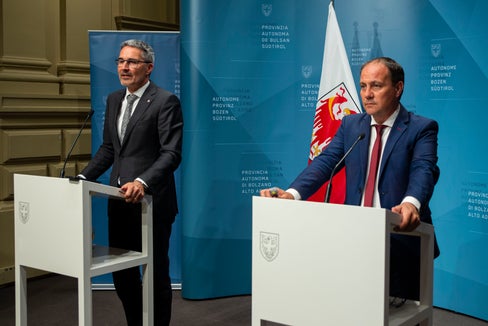 Richieste duplicate, triplicati gli investimenti: Questi sono i dati principali sui contributi per l’efficienza energetica e le energie rinnovabili illustrati oggi (13 giugno) dal presidente della Provincia Arno Kompatscher (a sinistra) e dall'assessore provinciale Giuliano Vettorato. (Foto: ASP/Fabio Brucculeri)