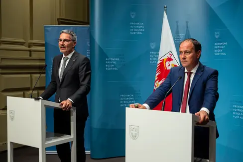 Richieste duplicate, triplicati gli investimenti: Questi sono i dati principali sui contributi per l’efficienza energetica e le energie rinnovabili illustrati oggi (13 giugno) dal presidente della Provincia Arno Kompatscher (a sinistra) e dall'assessore provinciale Giuliano Vettorato. (Foto: ASP/Fabio Brucculeri)