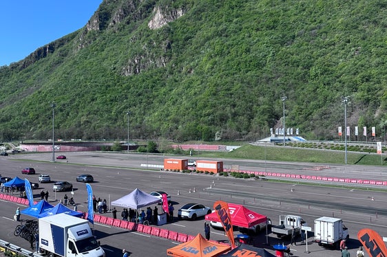 Circa 1.000 visitatori hanno potuto testare e-car, e-bike e moto elettriche. (Foto: Sta)