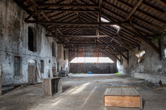 Im Inneren hat sich die ursprüngliche Dachkonstruktion mit einer Spannweite von rund 28 Metern intakt erhalten. (Foto: LPA/Landesdenkmalamt)